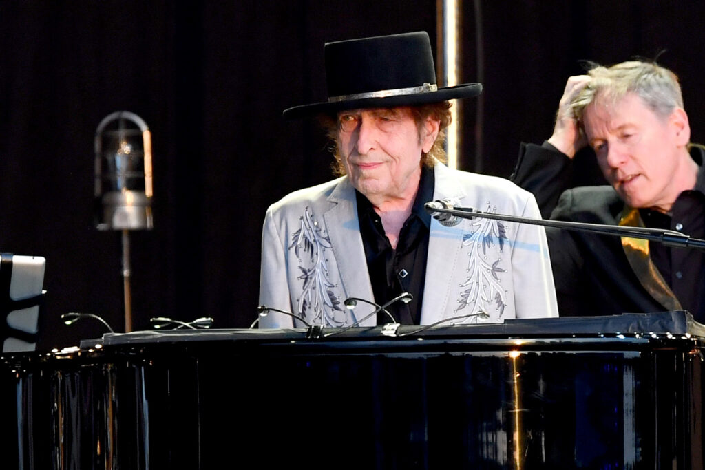 hear-bob-dylan-debut-‘crossing-the-rubicon’-at-first-concert-of-2022