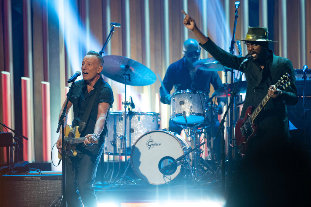 bruce-springsteen,-gary-clark-jr.-honor-jon-stewart-with-‘come-together’-cover