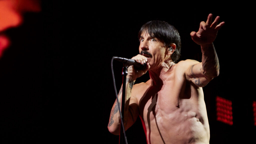 watch-red-hot-chili-peppers-play-‘soul-to-squeeze’-at-world-tour-kickoff
