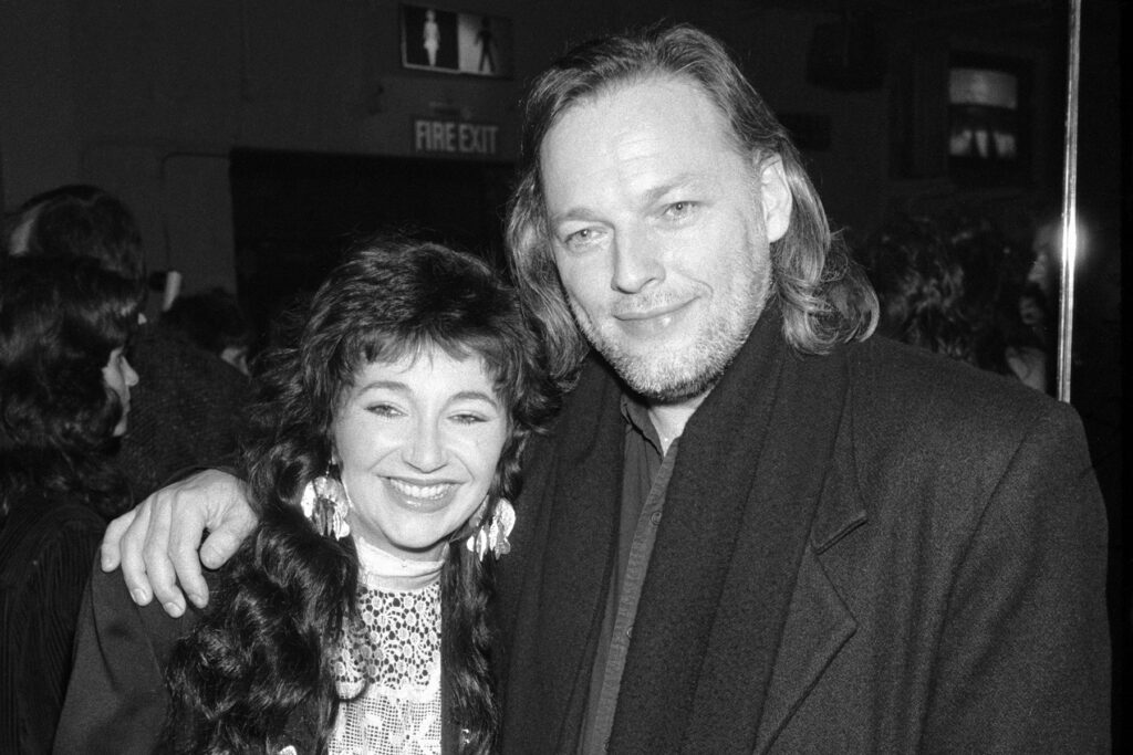 see-kate-bush-play-her-surprise-2022-hit-with-david-gilmour-in-1987