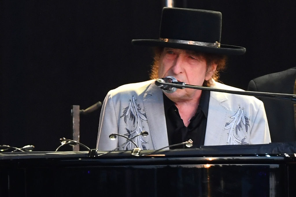 hear-bob-dylan-honor-the-grateful-dead-with-surprise-cover-of-‘friend-of-the-devil’