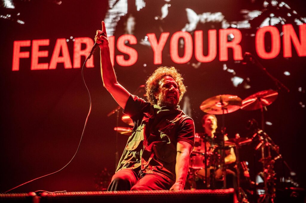 watch-rage-against-the-machine-play-‘fistful-of-steel’-for-the-first-time-since-1997