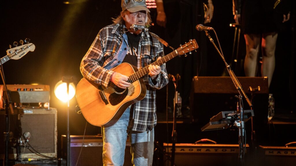 neil-young-launching-west-coast-solo-acoustic-theater-tour-in-july