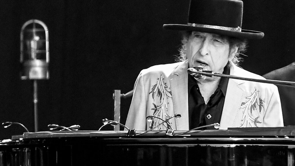 hear-bob-dylan’s-shock-cover-of-van-morrison’s-‘into-the-mystic’-at-spain-concert