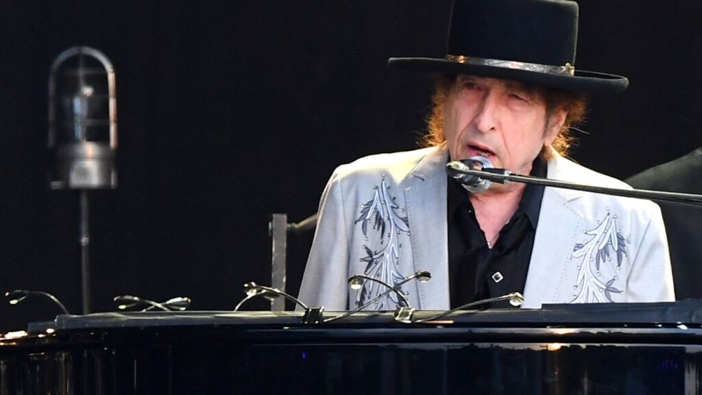 bob-dylan-continues-his-grateful-dead-cover-streak-by-breaking-out-‘stella-blue’-in-spain