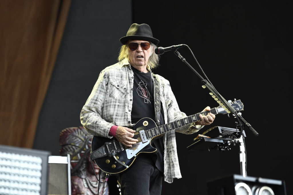 bragging-and-dragging:-apple-music-seizes-on-neil-young’s-spotify-removal