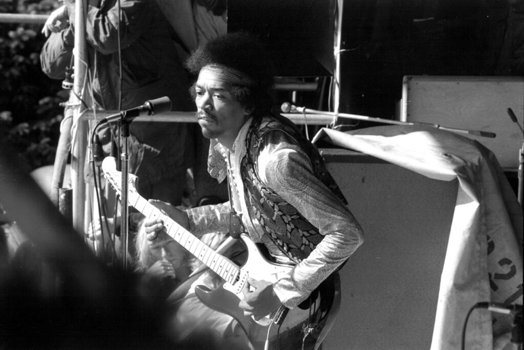 hear-stunning-audio-of-jimi-hendrix’s-final-performance,-from-days-before-his-death