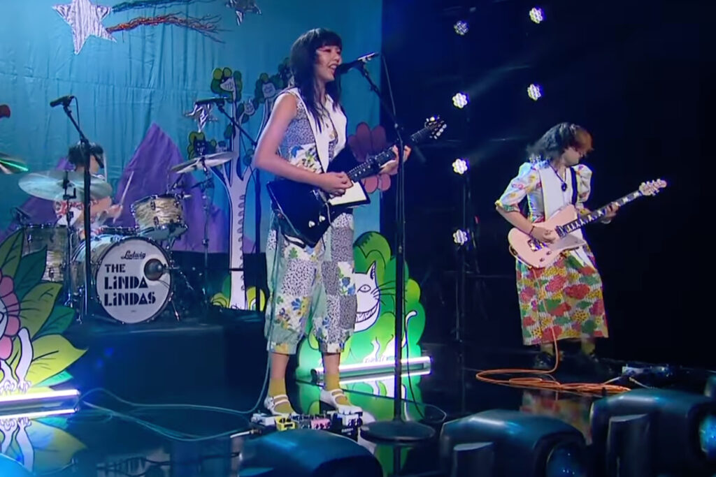 the-linda-lindas-embrace-‘growing-up’-on-‘late-late-show’