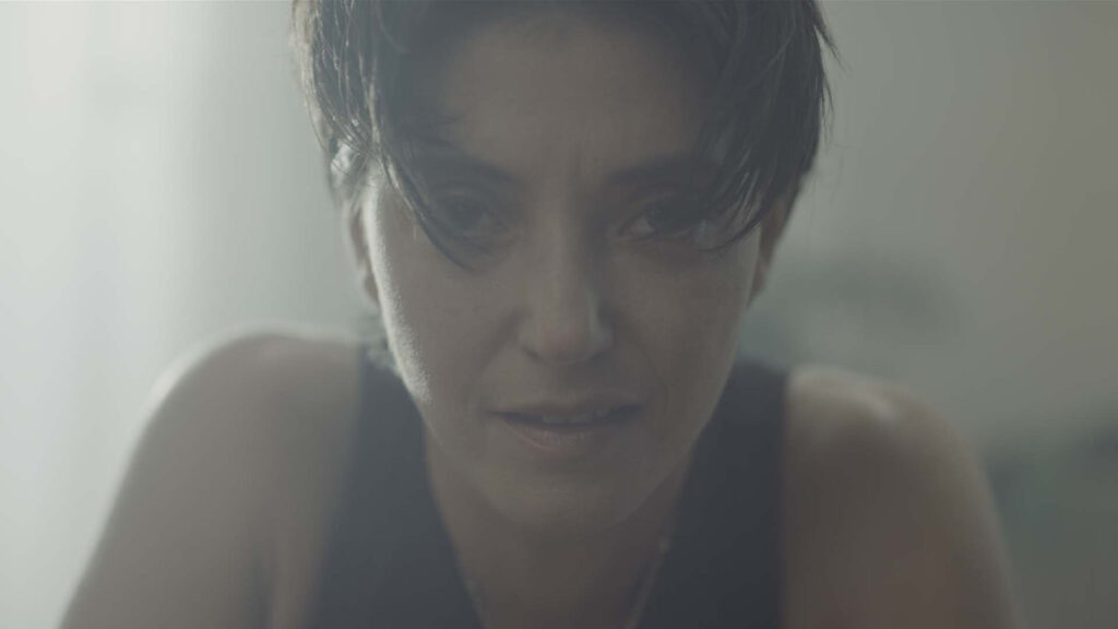 sharon-van-etten-gets-one-hell-of-a-workout-in-‘porta’-video