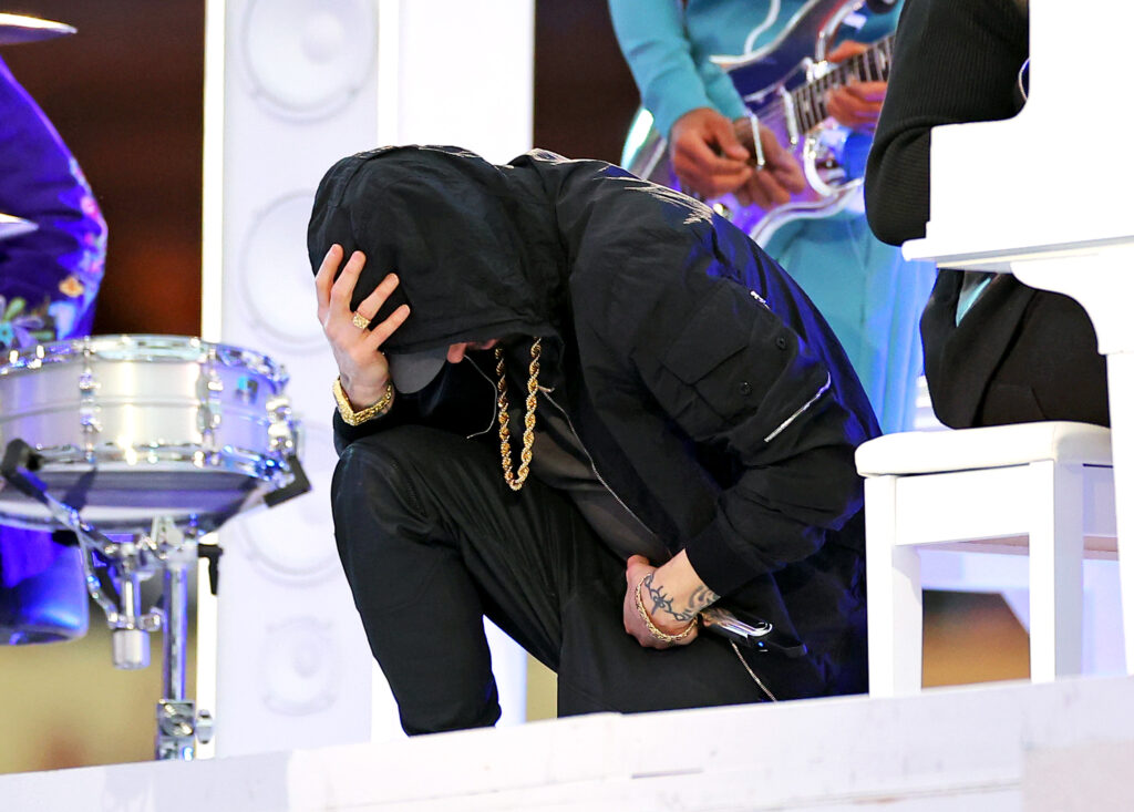 eminem-kneels-during-super-bowl-halftime-show