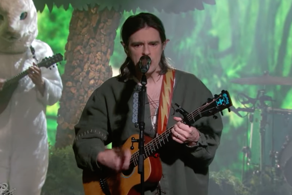 rivers-cuomo-dons-elf-costume-for-weezer’s-‘a-little-bit-of-love’-on-‘kimmel’