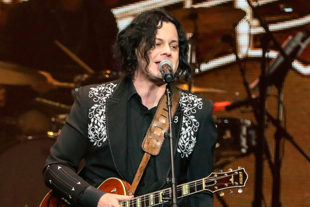 jack-white-impersonates-beck,-as-beck-fetches-his-nail-clippers-at-nashville-show
