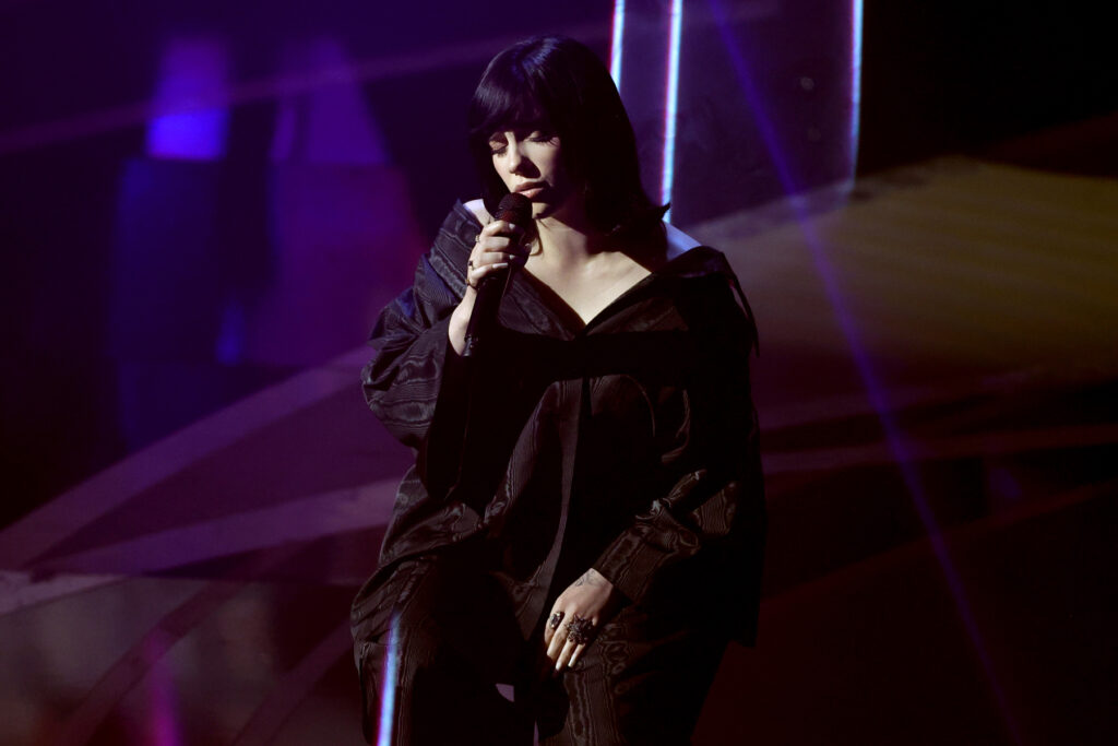 watch-billie-eilish-and-finneas-perform-searing-‘no-time-to-die’-at-oscars