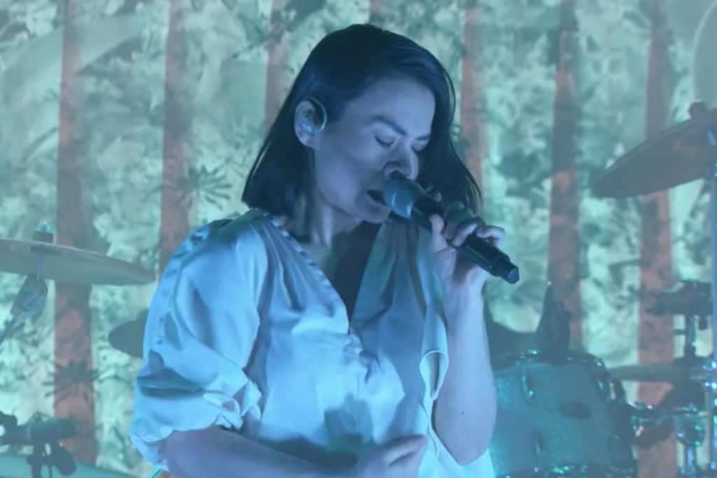mitski’s-‘stay-soft’-performance-on-‘kimmel’-is-a-master-class-in-theatrics