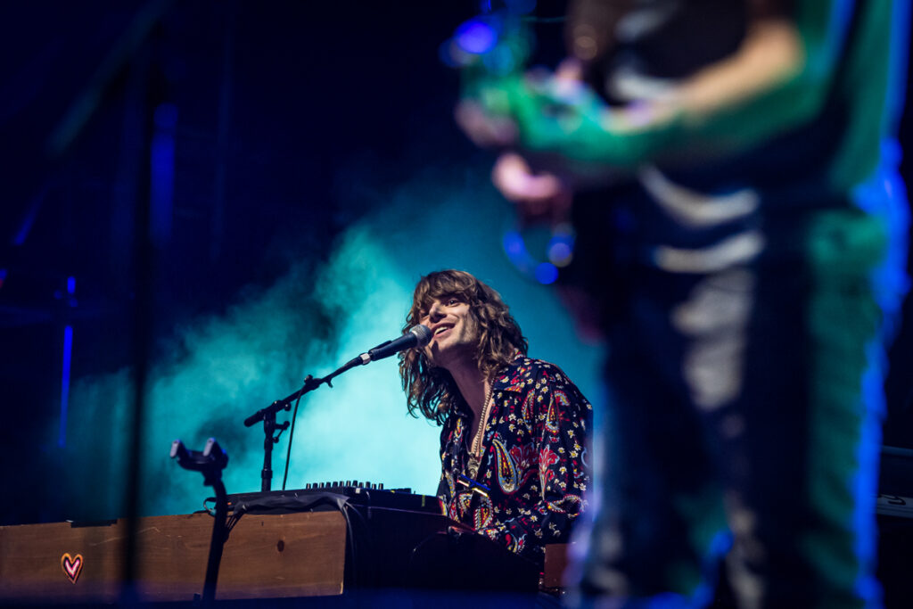 wilco-pass-the-mic-to-neal-francis-for-a-raucous-live-version-of-‘theologians’