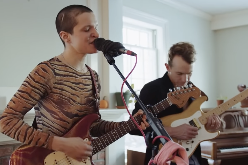 big-thief-deliver-intimate-living-room-performance-of-‘spud-infinity’-on-‘fallon’