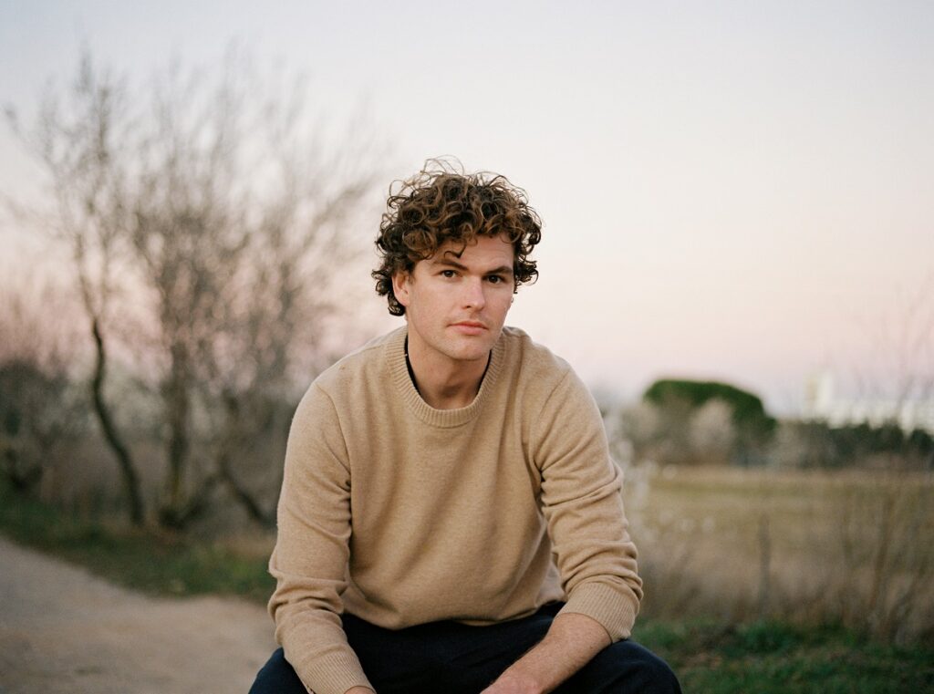 vance-joy-plays-matchmaker-in-video-for-new-single-‘clarity’