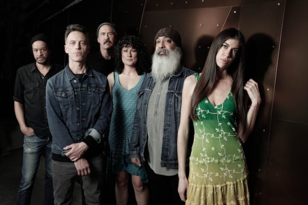 new-grunge-supergroup-featuring-members-of-soundgarden-and-nirvana-drops-debut-lp
