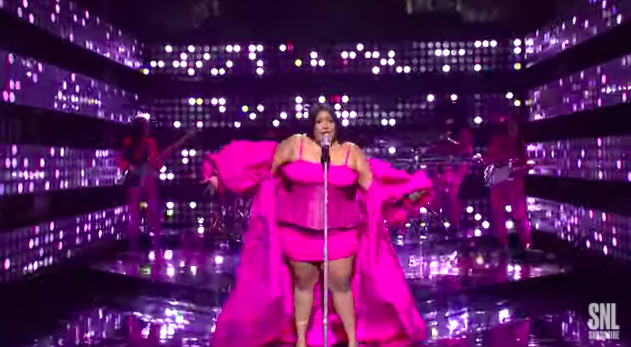 watch-lizzo-debut-vulnerable-new-single-‘special’-on-‘snl’