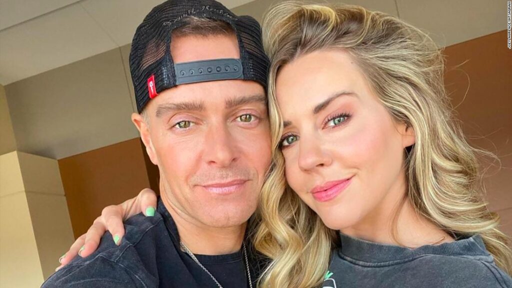 joey-lawrence-marries-samantha-cope-in-outdoor-ceremony