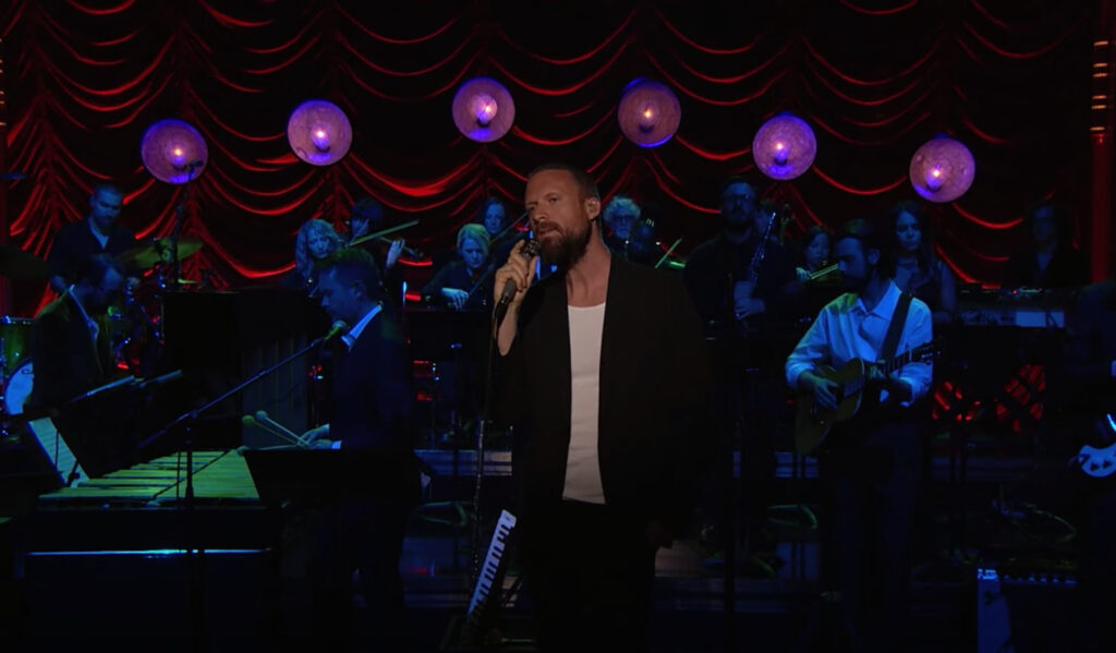 watch-father-john-misty’s-intimate-‘kiss-me-(i-loved-you)’-performance-on-‘fallon’