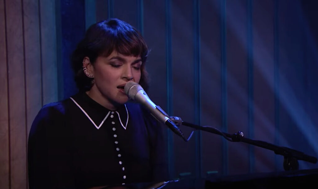 watch-norah-jones-revisit-hit-single-‘don’t-know-why’-on-‘fallon’