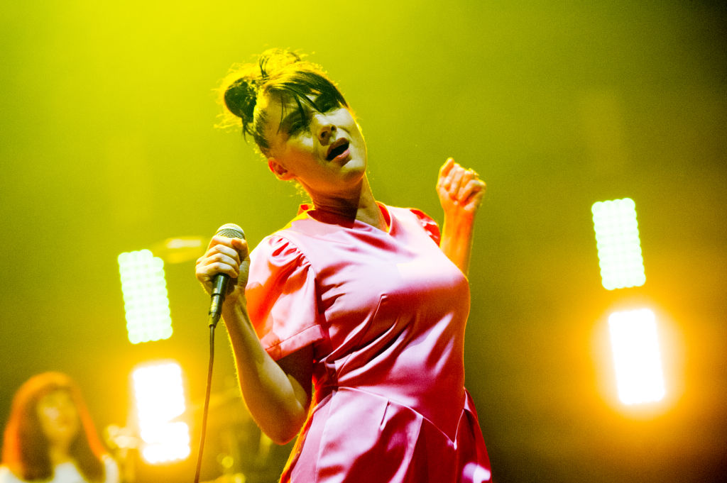 hear-kathleen-hanna-on-new-song-‘mirrorball’-from-all-star-‘land-trust’-benefit-lp