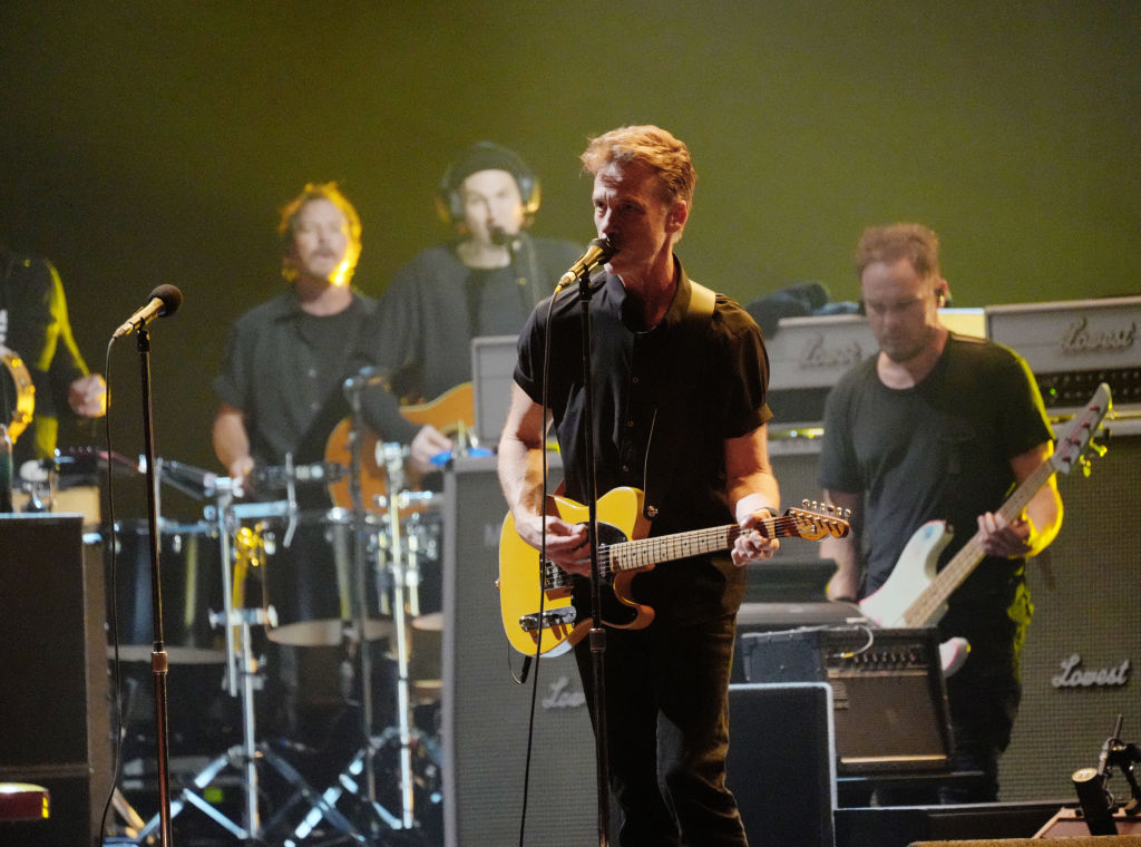 watch-pearl-jam-honor-taylor-hawkins-with-foo-fighters-cover