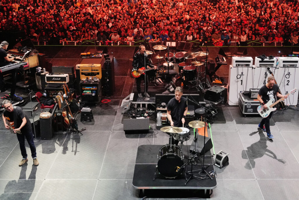 pearl-jam-enlist-fan-to-play-drums-after-matt-cameron-tests-positive-for-covid-19