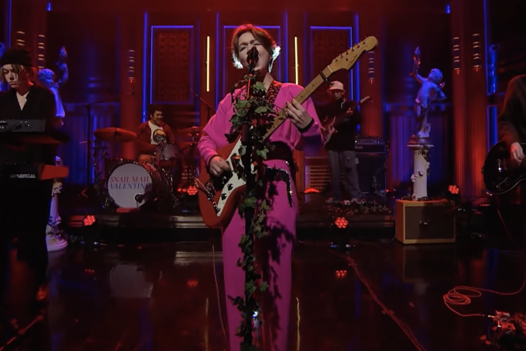 snail-mail-channels-nineties-alt-rock-vibes-with-‘glory’-on-‘fallon’