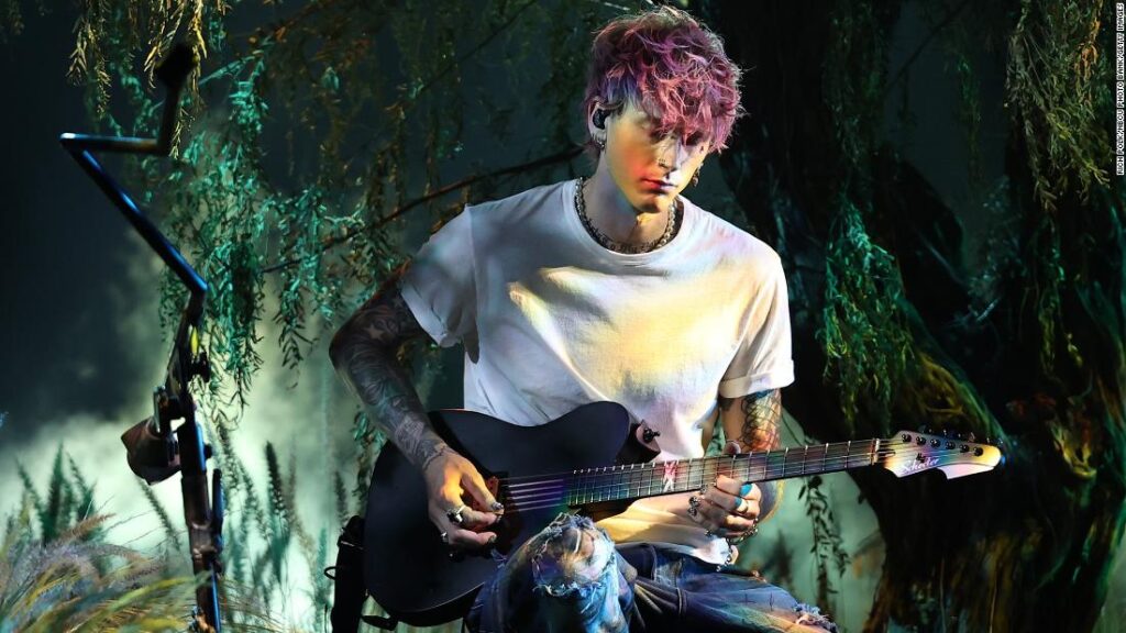 machine-gun-kelly-dedicates-billboard-music-awards-performance-to-his-‘wife’-and-‘unborn-child’