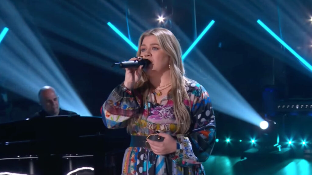 kelly-clarkson-brings-some-joni-mitchell-‘blue’-to-daytime-tv-with-tender-‘river’-cover