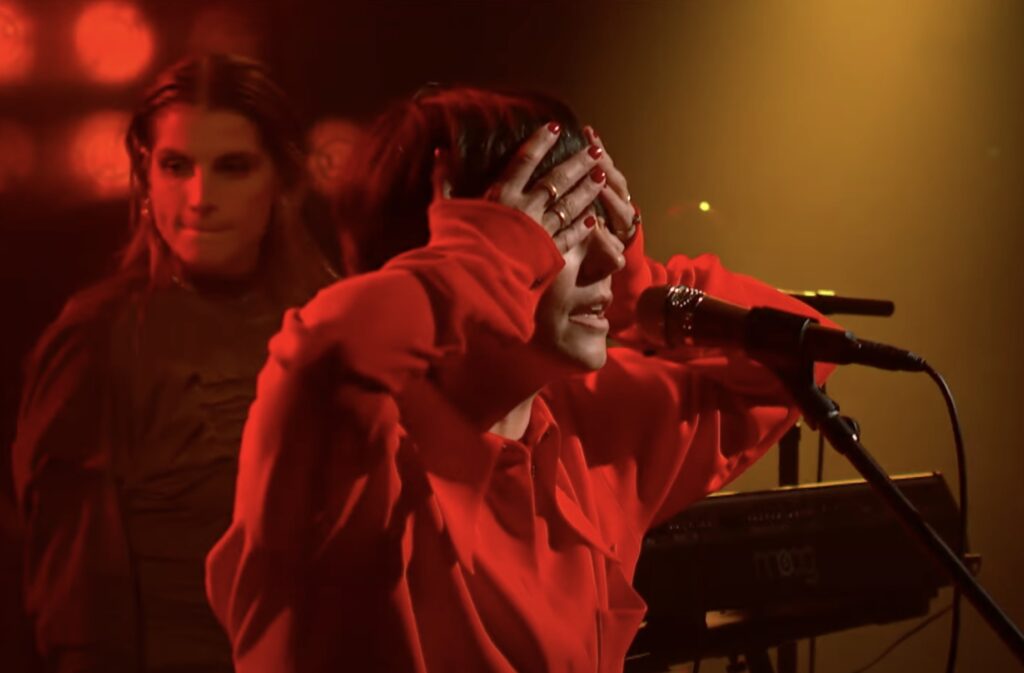 watch-sharon-van-etten’s-flawless-rendition-of-‘mistakes’-on-‘colbert’