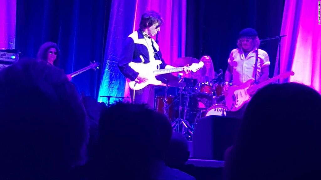 johnny-depp-gives-surprise-performance-at-jeff-beck-concert