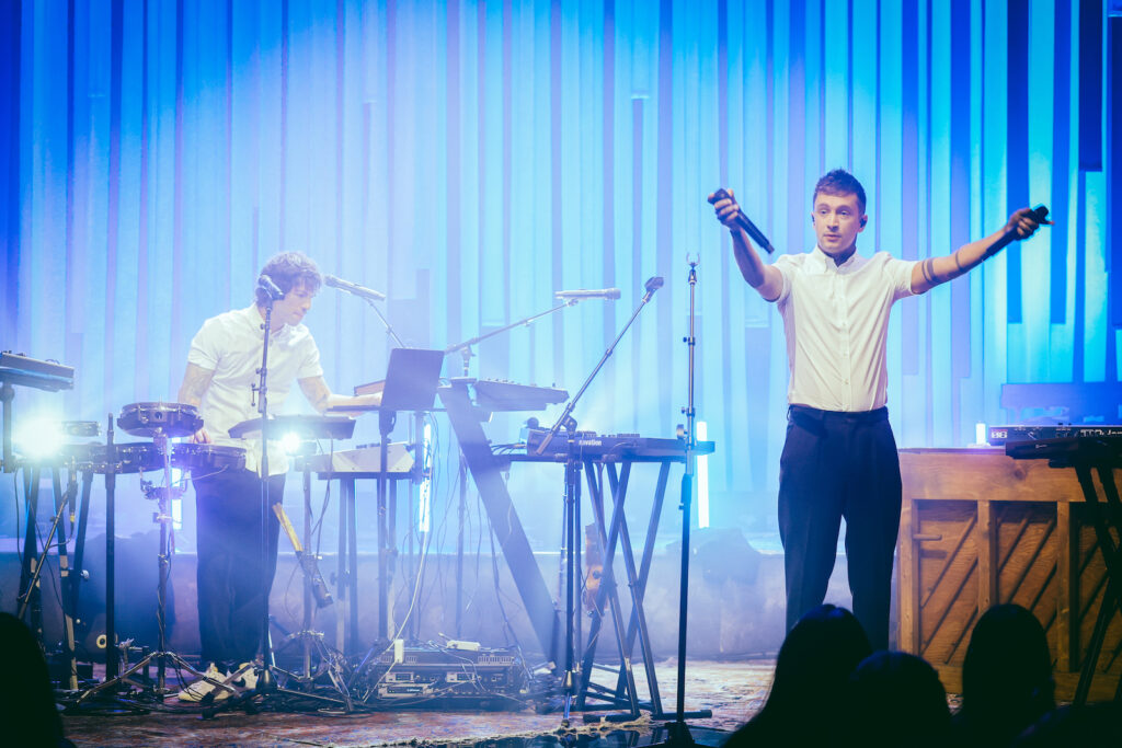 watch-twenty-one-pilots-strip-down-‘stressed-out’-in-exclusive-‘mtv-unplugged’-clip