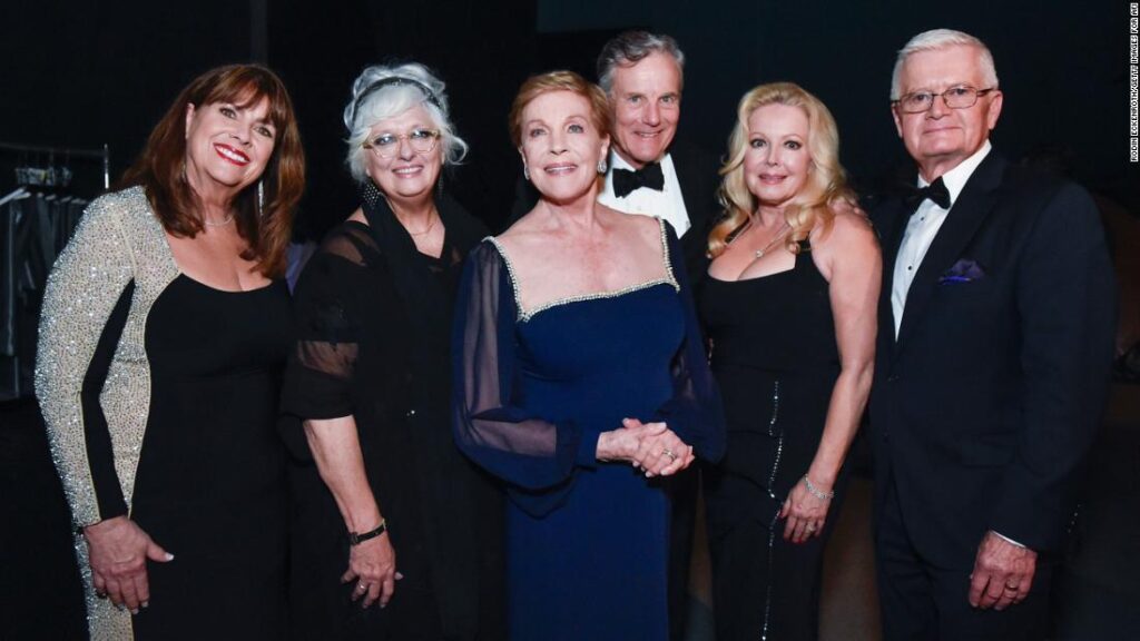 julie-andrews-reunites-with-‘sound-of-music’-cast,-nearly-six-decades-on