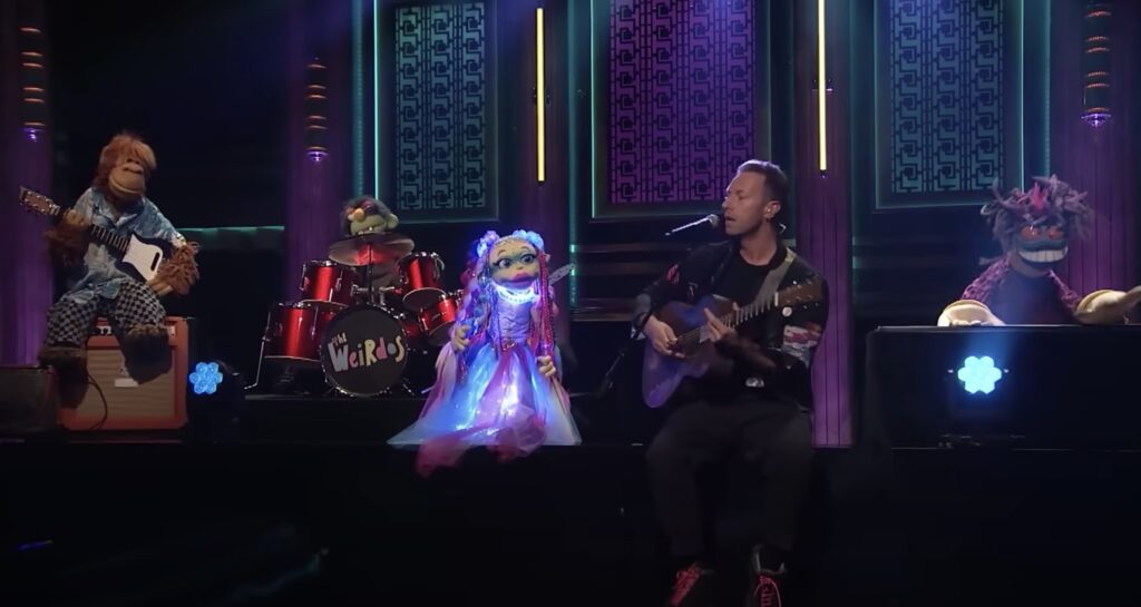 see-chris-martin-perform-coldplay’s-‘biutyful’-with-puppet-band-the-weirdos-on-‘fallon’