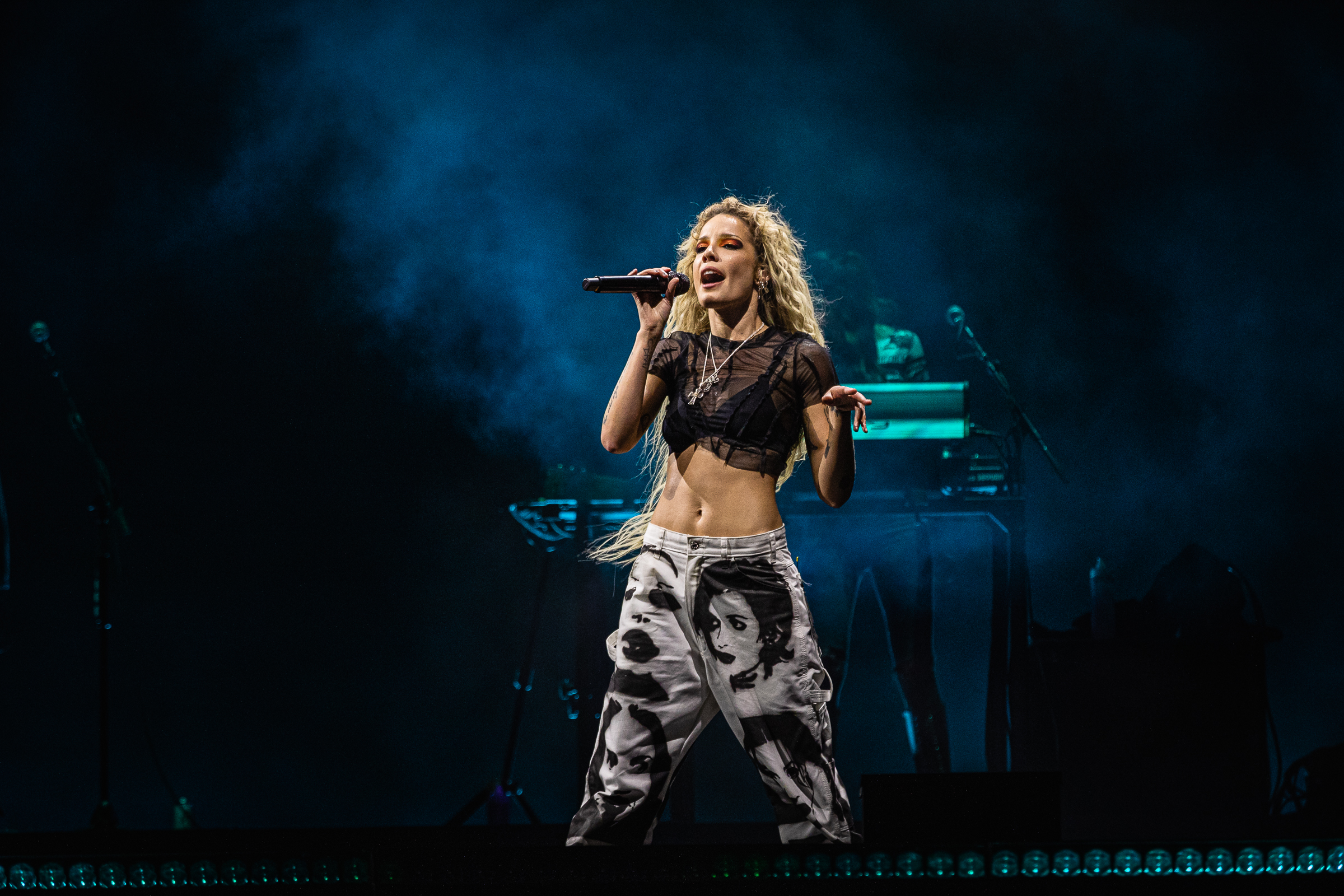 watch-halsey-cover-kate-bush’s-‘running-up-that-hill’-at-2022-governors-ball