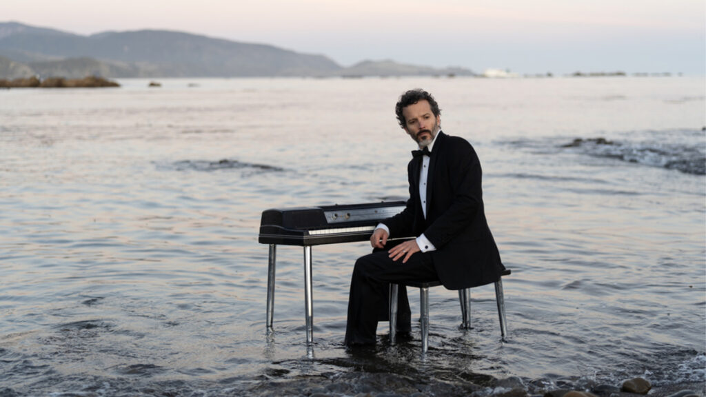 flight-of-the-conchords’-bret-mckenzie-drops-a-new-eighties-inspired-jam-‘dave’s-place’