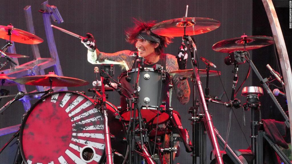 tommy-lee-bows-out-half-way-through-first-reunion-tour-show-because-of-broken-ribs