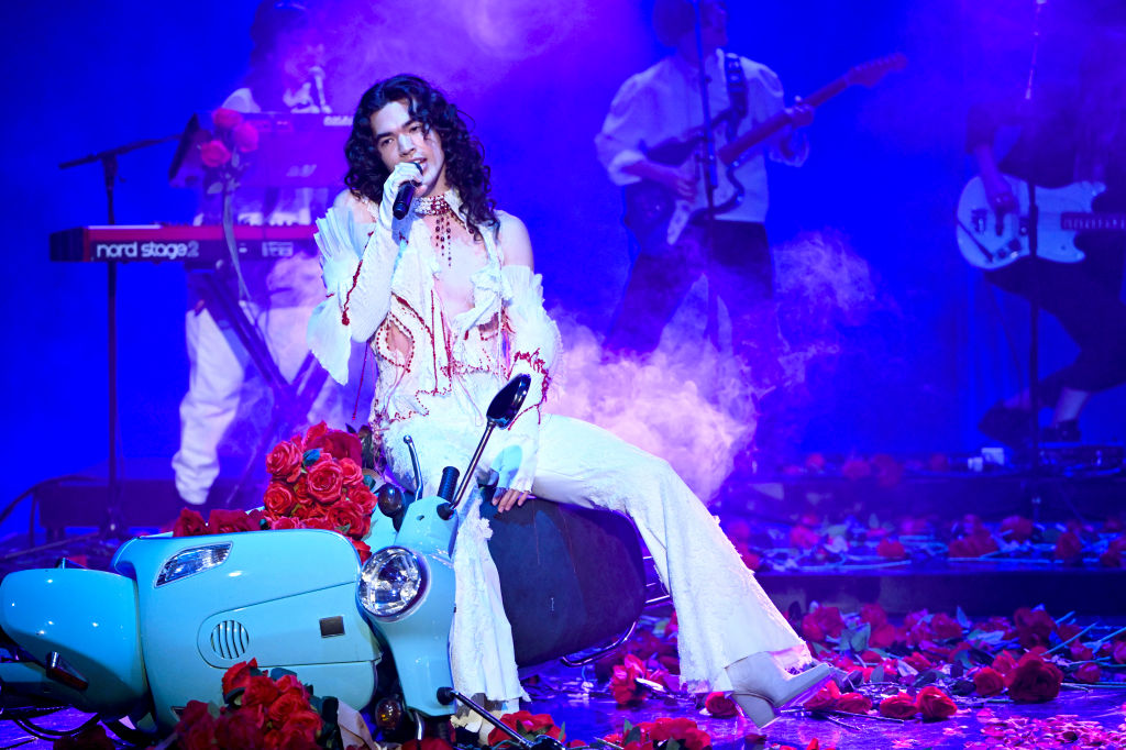 conan-gray-survives-a-crash-with-‘disaster’-performance-on-‘fallon’