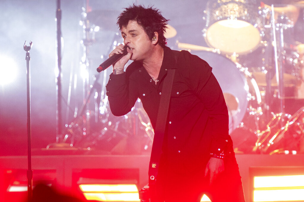 billie-joe-armstrong-tells-british-crowd-he’s-‘renouncing’-us.-citizenship-after-roe-repeal