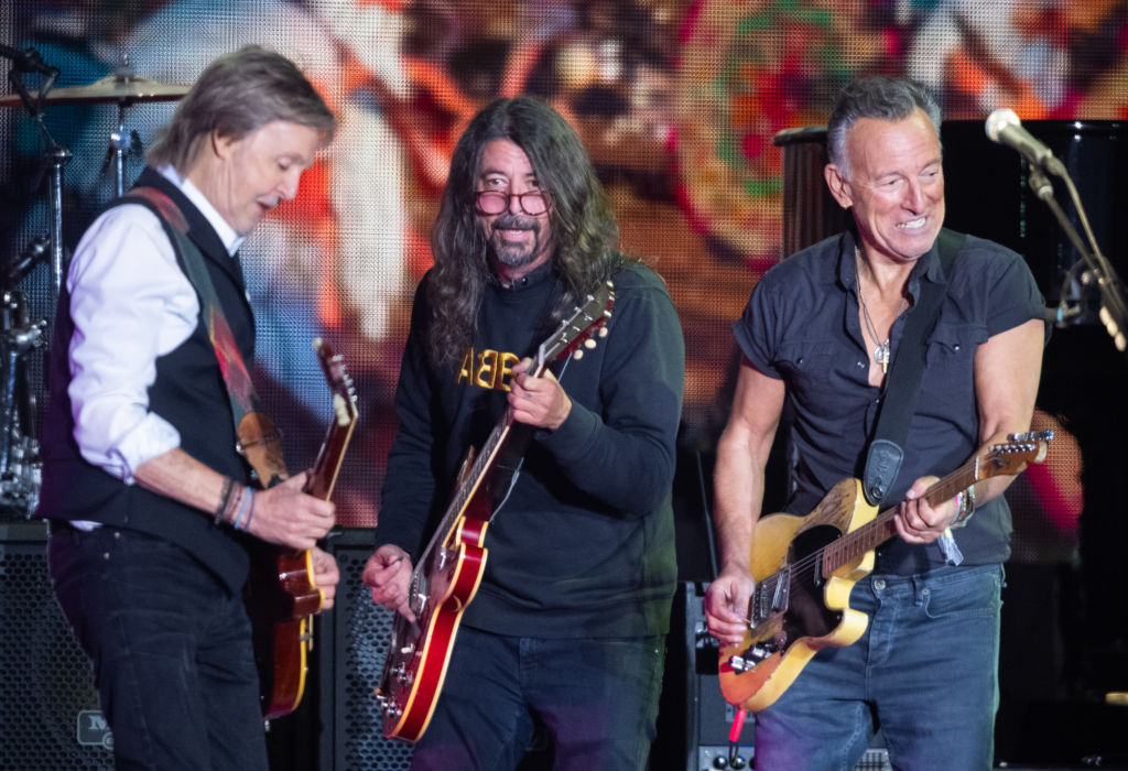 watch-dave-grohl-join-paul-mccartney-for-first-public-performance-since-taylor-hawkins’-death