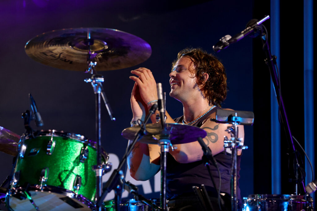5-seconds-of-summer’s-ashton-irwin-hospitalized-with-‘heat-exhaustion’-during-show