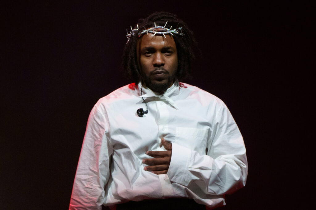 watch-kendrick-lamar-surprise-fans-while-performing-with-baby-keem-in-london