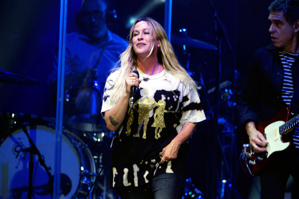 alanis-morissette-pays-homage-to-former-bandmate-taylor-hawkins-in-london
