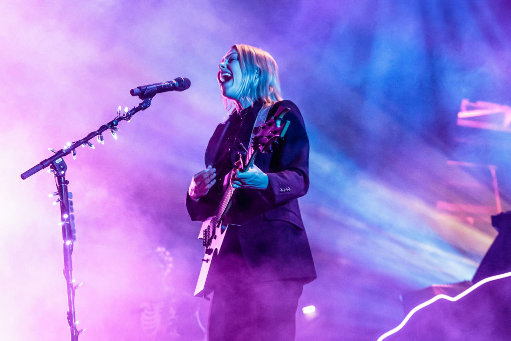 watch-phoebe-bridgers,-clairo-perform-together-live-in-milan