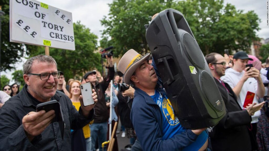 hugh-grant-encouraged-british-demonstrators-to-blast-‘benny-hill’-theme-song-—-and-they-did