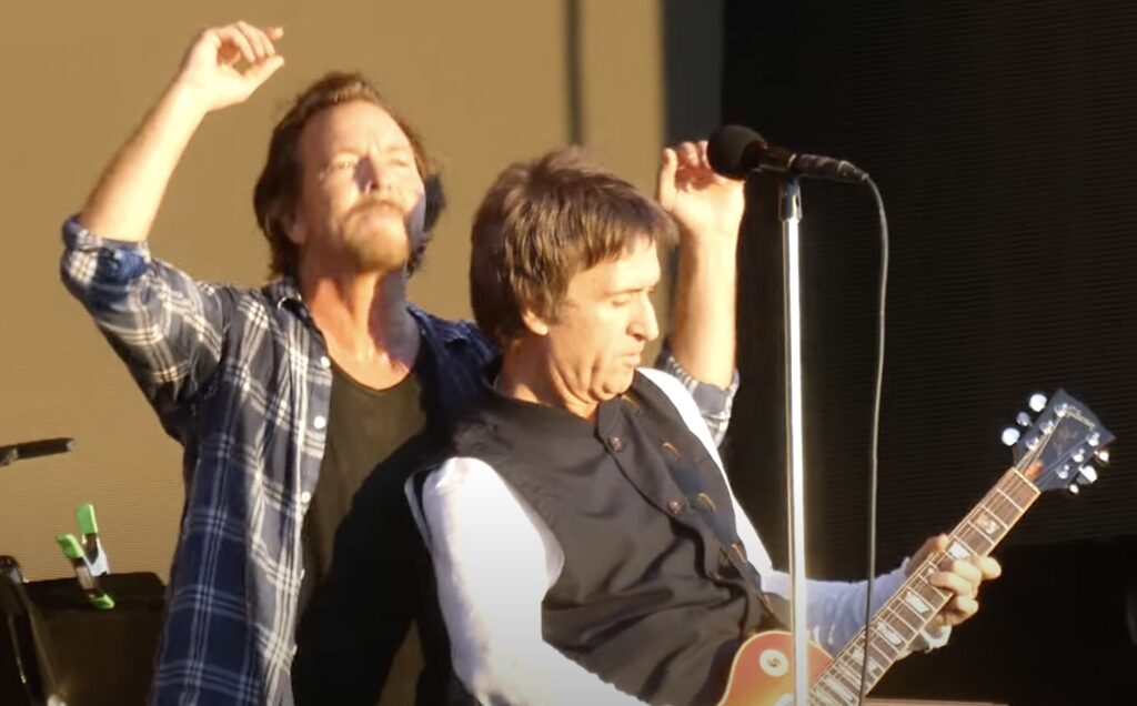 see-pearl-jam-bring-out-johnny-marr-to-cover-neil-young-song-in-london