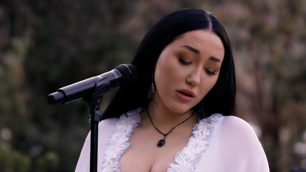 on-deck:-watch-noah-cyrus-perform-three-new-songs-in-this-dreamy-mini-concert